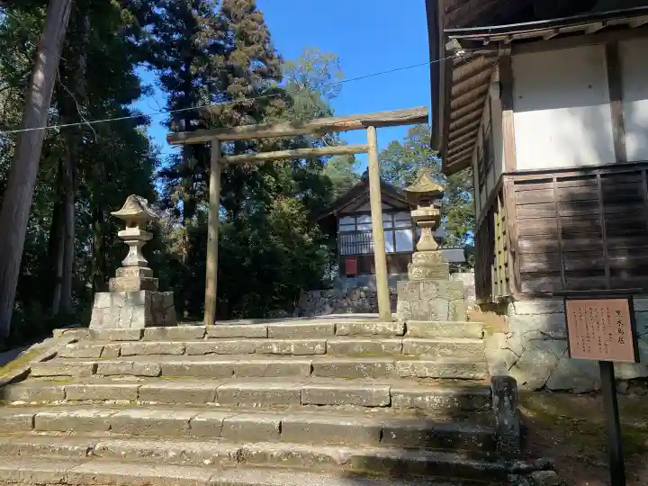 豊受大神社の{uncategorized: "未分類", other: "その他", undefined: "問題あり", building: "その他建物", grave: "お墓", sacred_gate: "鳥居", guardian: "狛犬", statue: "像", buddha: "仏像", history: "歴史", nature: "自然", garden: "庭園", animal: "動物", pagoda: "塔", temizu: "手水舎", mountain_gate: "山門・神門", sanctuary: "本殿・本堂", subordinate: "末社・摂社", art: "芸術", scenery: "景色", jizo: "地蔵", ema: "絵馬", goshuin: "御朱印", omikuji: "おみくじ", items: "授与品その他", amulet: "お守り", goshuincho: "御朱印帳", eats: "食事", festival: "お祭り", votive_dance: "神楽", shichigosan: "七五三参", wedding: "結婚式", experience: "体験その他", initially: "初詣", around: "周辺", anti_infection: "感染症対策"}