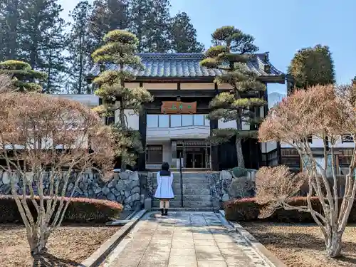 信盛寺の山門