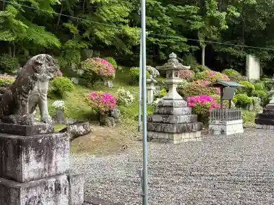 新神社の{uncategorized: "未分類", other: "その他", undefined: "問題あり", building: "その他建物", grave: "お墓", sacred_gate: "鳥居", guardian: "狛犬", statue: "像", buddha: "仏像", history: "歴史", nature: "自然", garden: "庭園", animal: "動物", pagoda: "塔", temizu: "手水舎", mountain_gate: "山門・神門", sanctuary: "本殿・本堂", subordinate: "末社・摂社", art: "芸術", scenery: "景色", jizo: "地蔵", ema: "絵馬", goshuin: "御朱印", omikuji: "おみくじ", items: "授与品その他", amulet: "お守り", goshuincho: "御朱印帳", eats: "食事", festival: "お祭り", votive_dance: "神楽", shichigosan: "七五三参", wedding: "結婚式", experience: "体験その他", initially: "初詣", around: "周辺", anti_infection: "感染症対策"}