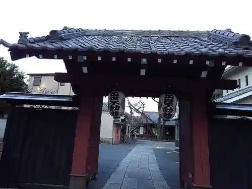 観明寺の山門