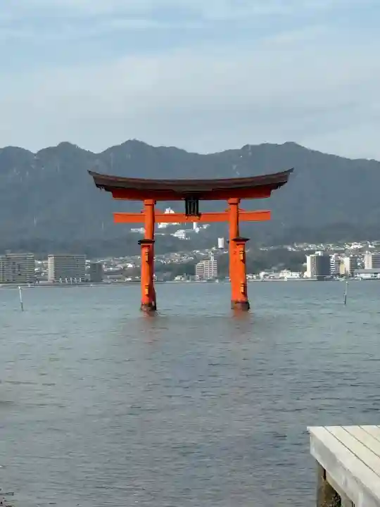 厳島神社の{uncategorized: "未分類", other: "その他", undefined: "問題あり", building: "その他建物", grave: "お墓", sacred_gate: "鳥居", guardian: "狛犬", statue: "像", buddha: "仏像", history: "歴史", nature: "自然", garden: "庭園", animal: "動物", pagoda: "塔", temizu: "手水舎", mountain_gate: "山門・神門", sanctuary: "本殿・本堂", subordinate: "末社・摂社", art: "芸術", scenery: "景色", jizo: "地蔵", ema: "絵馬", goshuin: "御朱印", omikuji: "おみくじ", items: "授与品その他", amulet: "お守り", goshuincho: "御朱印帳", eats: "食事", festival: "お祭り", votive_dance: "神楽", shichigosan: "七五三参", wedding: "結婚式", experience: "体験その他", initially: "初詣", around: "周辺", anti_infection: "感染症対策"}