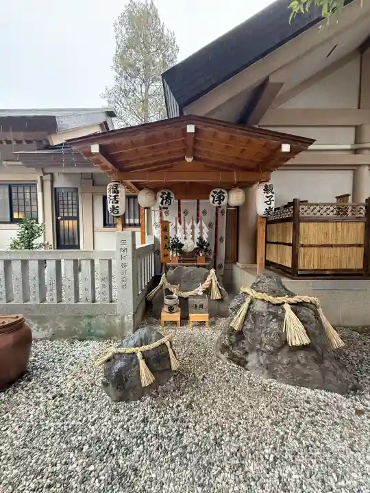 蛇窪神社の{uncategorized: "未分類", other: "その他", undefined: "問題あり", building: "その他建物", grave: "お墓", sacred_gate: "鳥居", guardian: "狛犬", statue: "像", buddha: "仏像", history: "歴史", nature: "自然", garden: "庭園", animal: "動物", pagoda: "塔", temizu: "手水舎", mountain_gate: "山門・神門", sanctuary: "本殿・本堂", subordinate: "末社・摂社", art: "芸術", scenery: "景色", jizo: "地蔵", ema: "絵馬", goshuin: "御朱印", omikuji: "おみくじ", items: "授与品その他", amulet: "お守り", goshuincho: "御朱印帳", eats: "食事", festival: "お祭り", votive_dance: "神楽", shichigosan: "七五三参", wedding: "結婚式", experience: "体験その他", initially: "初詣", around: "周辺", anti_infection: "感染症対策"}
