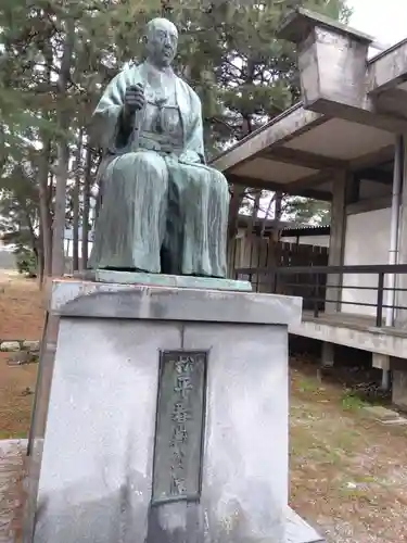 福井神社の像