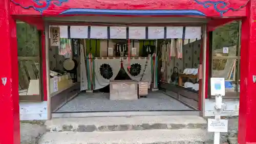 無戸室浅間神社(船津胎内神社)の{uncategorized: "未分類", other: "その他", undefined: "問題あり", building: "その他建物", grave: "お墓", sacred_gate: "鳥居", guardian: "狛犬", statue: "像", buddha: "仏像", history: "歴史", nature: "自然", garden: "庭園", animal: "動物", pagoda: "塔", temizu: "手水舎", mountain_gate: "山門・神門", sanctuary: "本殿・本堂", subordinate: "末社・摂社", art: "芸術", scenery: "景色", jizo: "地蔵", ema: "絵馬", goshuin: "御朱印", omikuji: "おみくじ", items: "授与品その他", amulet: "お守り", goshuincho: "御朱印帳", eats: "食事", festival: "お祭り", votive_dance: "神楽", shichigosan: "七五三参", wedding: "結婚式", experience: "体験その他", initially: "初詣", around: "周辺", anti_infection: "感染症対策"}