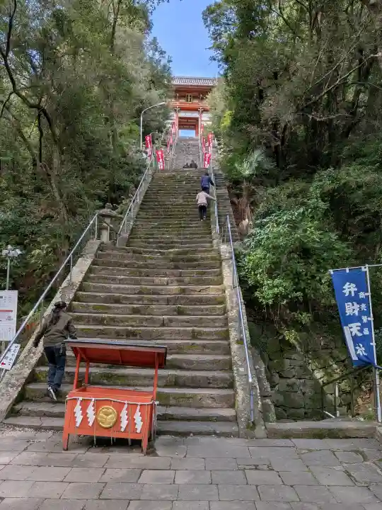紀州東照宮の{uncategorized: "未分類", other: "その他", undefined: "問題あり", building: "その他建物", grave: "お墓", sacred_gate: "鳥居", guardian: "狛犬", statue: "像", buddha: "仏像", history: "歴史", nature: "自然", garden: "庭園", animal: "動物", pagoda: "塔", temizu: "手水舎", mountain_gate: "山門・神門", sanctuary: "本殿・本堂", subordinate: "末社・摂社", art: "芸術", scenery: "景色", jizo: "地蔵", ema: "絵馬", goshuin: "御朱印", omikuji: "おみくじ", items: "授与品その他", amulet: "お守り", goshuincho: "御朱印帳", eats: "食事", festival: "お祭り", votive_dance: "神楽", shichigosan: "七五三参", wedding: "結婚式", experience: "体験その他", initially: "初詣", around: "周辺", anti_infection: "感染症対策"}