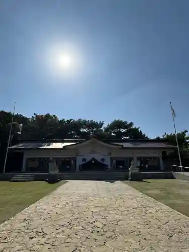 沖縄県護国神社の{uncategorized: "未分類", other: "その他", undefined: "問題あり", building: "その他建物", grave: "お墓", sacred_gate: "鳥居", guardian: "狛犬", statue: "像", buddha: "仏像", history: "歴史", nature: "自然", garden: "庭園", animal: "動物", pagoda: "塔", temizu: "手水舎", mountain_gate: "山門・神門", sanctuary: "本殿・本堂", subordinate: "末社・摂社", art: "芸術", scenery: "景色", jizo: "地蔵", ema: "絵馬", goshuin: "御朱印", omikuji: "おみくじ", items: "授与品その他", amulet: "お守り", goshuincho: "御朱印帳", eats: "食事", festival: "お祭り", votive_dance: "神楽", shichigosan: "七五三参", wedding: "結婚式", experience: "体験その他", initially: "初詣", around: "周辺", anti_infection: "感染症対策"}