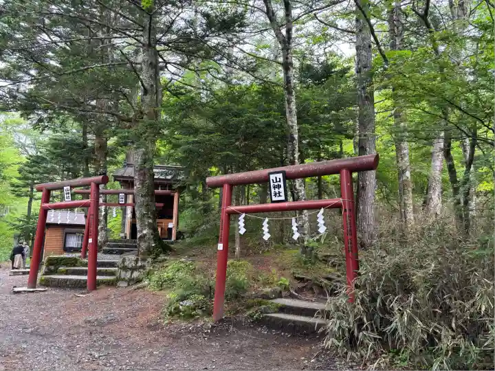 新屋山神社奥宮(山梨県)