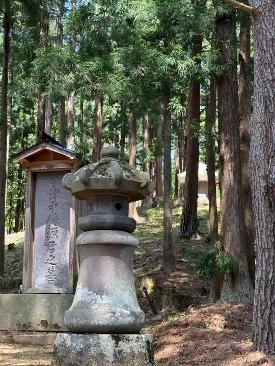 土津神社奥之院の{uncategorized: "未分類", other: "その他", undefined: "問題あり", building: "その他建物", grave: "お墓", sacred_gate: "鳥居", guardian: "狛犬", statue: "像", buddha: "仏像", history: "歴史", nature: "自然", garden: "庭園", animal: "動物", pagoda: "塔", temizu: "手水舎", mountain_gate: "山門・神門", sanctuary: "本殿・本堂", subordinate: "末社・摂社", art: "芸術", scenery: "景色", jizo: "地蔵", ema: "絵馬", goshuin: "御朱印", omikuji: "おみくじ", items: "授与品その他", amulet: "お守り", goshuincho: "御朱印帳", eats: "食事", festival: "お祭り", votive_dance: "神楽", shichigosan: "七五三参", wedding: "結婚式", experience: "体験その他", initially: "初詣", around: "周辺", anti_infection: "感染症対策"}