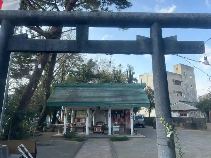 熊野神社の{uncategorized: "未分類", other: "その他", undefined: "問題あり", building: "その他建物", grave: "お墓", sacred_gate: "鳥居", guardian: "狛犬", statue: "像", buddha: "仏像", history: "歴史", nature: "自然", garden: "庭園", animal: "動物", pagoda: "塔", temizu: "手水舎", mountain_gate: "山門・神門", sanctuary: "本殿・本堂", subordinate: "末社・摂社", art: "芸術", scenery: "景色", jizo: "地蔵", ema: "絵馬", goshuin: "御朱印", omikuji: "おみくじ", items: "授与品その他", amulet: "お守り", goshuincho: "御朱印帳", eats: "食事", festival: "お祭り", votive_dance: "神楽", shichigosan: "七五三参", wedding: "結婚式", experience: "体験その他", initially: "初詣", around: "周辺", anti_infection: "感染症対策"}
