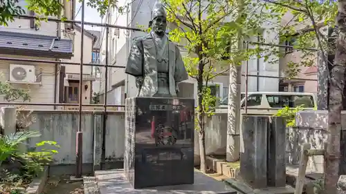 須賀神社の像