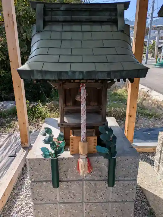 三社神社の{uncategorized: "未分類", other: "その他", undefined: "問題あり", building: "その他建物", grave: "お墓", sacred_gate: "鳥居", guardian: "狛犬", statue: "像", buddha: "仏像", history: "歴史", nature: "自然", garden: "庭園", animal: "動物", pagoda: "塔", temizu: "手水舎", mountain_gate: "山門・神門", sanctuary: "本殿・本堂", subordinate: "末社・摂社", art: "芸術", scenery: "景色", jizo: "地蔵", ema: "絵馬", goshuin: "御朱印", omikuji: "おみくじ", items: "授与品その他", amulet: "お守り", goshuincho: "御朱印帳", eats: "食事", festival: "お祭り", votive_dance: "神楽", shichigosan: "七五三参", wedding: "結婚式", experience: "体験その他", initially: "初詣", around: "周辺", anti_infection: "感染症対策"}