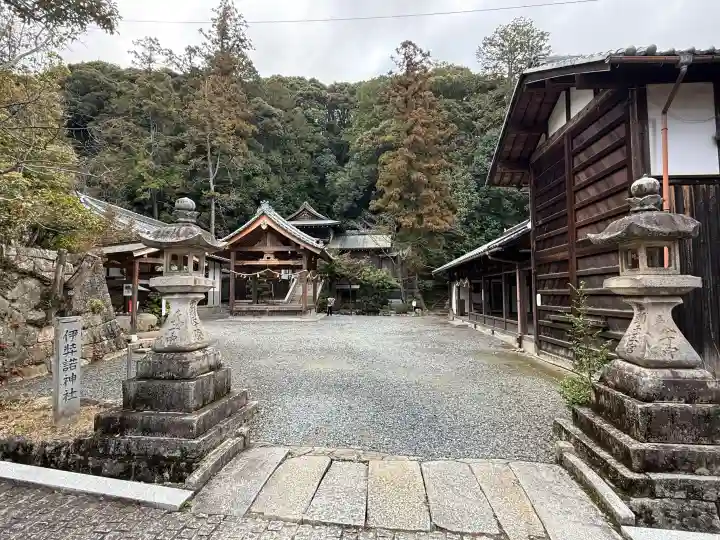伊弉諾神社の{uncategorized: "未分類", other: "その他", undefined: "問題あり", building: "その他建物", grave: "お墓", sacred_gate: "鳥居", guardian: "狛犬", statue: "像", buddha: "仏像", history: "歴史", nature: "自然", garden: "庭園", animal: "動物", pagoda: "塔", temizu: "手水舎", mountain_gate: "山門・神門", sanctuary: "本殿・本堂", subordinate: "末社・摂社", art: "芸術", scenery: "景色", jizo: "地蔵", ema: "絵馬", goshuin: "御朱印", omikuji: "おみくじ", items: "授与品その他", amulet: "お守り", goshuincho: "御朱印帳", eats: "食事", festival: "お祭り", votive_dance: "神楽", shichigosan: "七五三参", wedding: "結婚式", experience: "体験その他", initially: "初詣", around: "周辺", anti_infection: "感染症対策"}