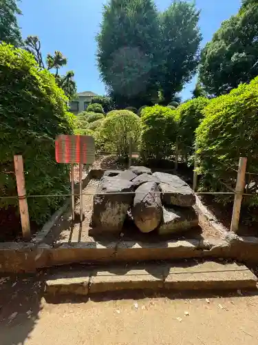 根津神社の{uncategorized: "未分類", other: "その他", undefined: "問題あり", building: "その他建物", grave: "お墓", sacred_gate: "鳥居", guardian: "狛犬", statue: "像", buddha: "仏像", history: "歴史", nature: "自然", garden: "庭園", animal: "動物", pagoda: "塔", temizu: "手水舎", mountain_gate: "山門・神門", sanctuary: "本殿・本堂", subordinate: "末社・摂社", art: "芸術", scenery: "景色", jizo: "地蔵", ema: "絵馬", goshuin: "御朱印", omikuji: "おみくじ", items: "授与品その他", amulet: "お守り", goshuincho: "御朱印帳", eats: "食事", festival: "お祭り", votive_dance: "神楽", shichigosan: "七五三参", wedding: "結婚式", experience: "体験その他", initially: "初詣", around: "周辺", anti_infection: "感染症対策"}