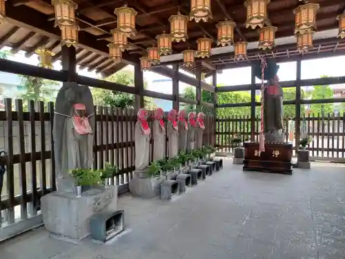 三学院の{uncategorized: "未分類", other: "その他", undefined: "問題あり", building: "その他建物", grave: "お墓", sacred_gate: "鳥居", guardian: "狛犬", statue: "像", buddha: "仏像", history: "歴史", nature: "自然", garden: "庭園", animal: "動物", pagoda: "塔", temizu: "手水舎", mountain_gate: "山門・神門", sanctuary: "本殿・本堂", subordinate: "末社・摂社", art: "芸術", scenery: "景色", jizo: "地蔵", ema: "絵馬", goshuin: "御朱印", omikuji: "おみくじ", items: "授与品その他", amulet: "お守り", goshuincho: "御朱印帳", eats: "食事", festival: "お祭り", votive_dance: "神楽", shichigosan: "七五三参", wedding: "結婚式", experience: "体験その他", initially: "初詣", around: "周辺", anti_infection: "感染症対策"}