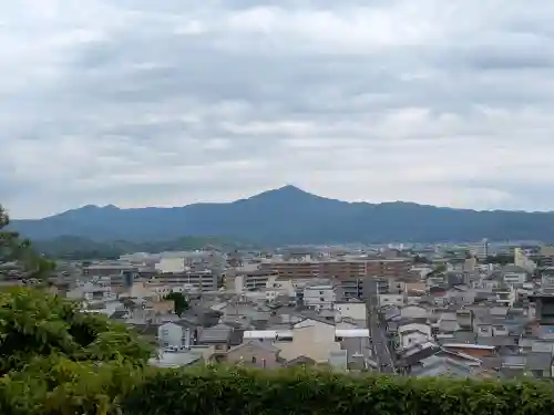 建勲神社の{uncategorized: "未分類", other: "その他", undefined: "問題あり", building: "その他建物", grave: "お墓", sacred_gate: "鳥居", guardian: "狛犬", statue: "像", buddha: "仏像", history: "歴史", nature: "自然", garden: "庭園", animal: "動物", pagoda: "塔", temizu: "手水舎", mountain_gate: "山門・神門", sanctuary: "本殿・本堂", subordinate: "末社・摂社", art: "芸術", scenery: "景色", jizo: "地蔵", ema: "絵馬", goshuin: "御朱印", omikuji: "おみくじ", items: "授与品その他", amulet: "お守り", goshuincho: "御朱印帳", eats: "食事", festival: "お祭り", votive_dance: "神楽", shichigosan: "七五三参", wedding: "結婚式", experience: "体験その他", initially: "初詣", around: "周辺", anti_infection: "感染症対策"}