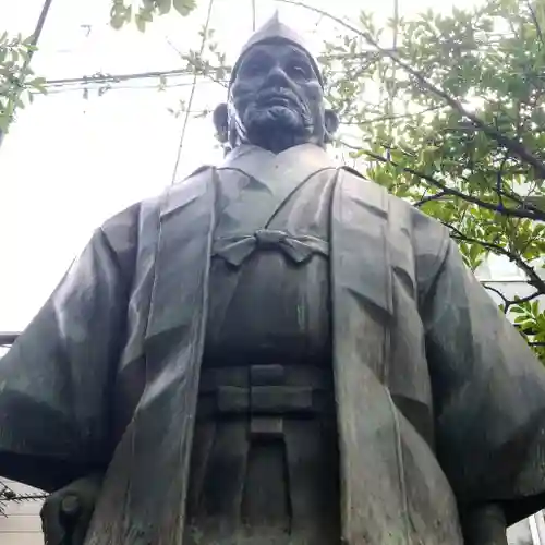 須賀神社の像