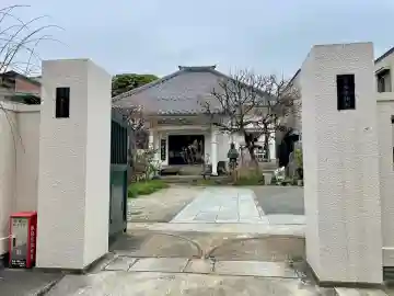 本光寺の{uncategorized: "未分類", other: "その他", undefined: "問題あり", building: "その他建物", grave: "お墓", sacred_gate: "鳥居", guardian: "狛犬", statue: "像", buddha: "仏像", history: "歴史", nature: "自然", garden: "庭園", animal: "動物", pagoda: "塔", temizu: "手水舎", mountain_gate: "山門・神門", sanctuary: "本殿・本堂", subordinate: "末社・摂社", art: "芸術", scenery: "景色", jizo: "地蔵", ema: "絵馬", goshuin: "御朱印", omikuji: "おみくじ", items: "授与品その他", amulet: "お守り", goshuincho: "御朱印帳", eats: "食事", festival: "お祭り", votive_dance: "神楽", shichigosan: "七五三参", wedding: "結婚式", experience: "体験その他", initially: "初詣", around: "周辺", anti_infection: "感染症対策"}
