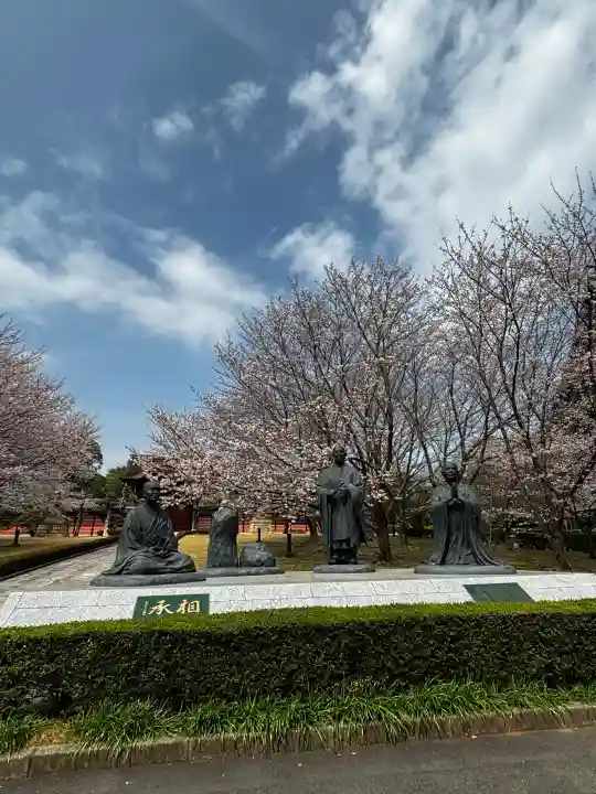 総持寺の{uncategorized: "未分類", other: "その他", undefined: "問題あり", building: "その他建物", grave: "お墓", sacred_gate: "鳥居", guardian: "狛犬", statue: "像", buddha: "仏像", history: "歴史", nature: "自然", garden: "庭園", animal: "動物", pagoda: "塔", temizu: "手水舎", mountain_gate: "山門・神門", sanctuary: "本殿・本堂", subordinate: "末社・摂社", art: "芸術", scenery: "景色", jizo: "地蔵", ema: "絵馬", goshuin: "御朱印", omikuji: "おみくじ", items: "授与品その他", amulet: "お守り", goshuincho: "御朱印帳", eats: "食事", festival: "お祭り", votive_dance: "神楽", shichigosan: "七五三参", wedding: "結婚式", experience: "体験その他", initially: "初詣", around: "周辺", anti_infection: "感染症対策"}