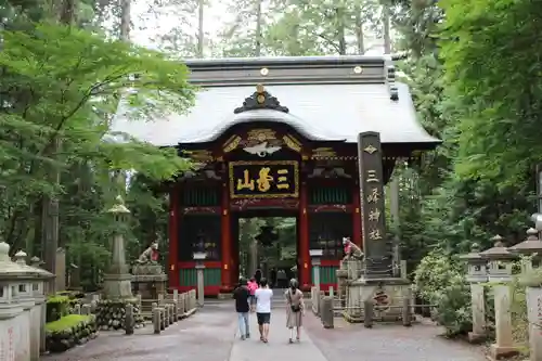 三峯神社の山門