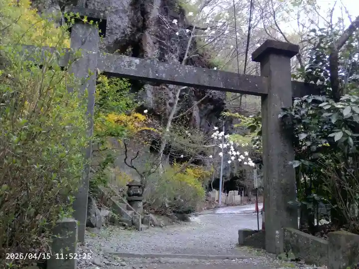 釋尊寺の{uncategorized: "未分類", other: "その他", undefined: "問題あり", building: "その他建物", grave: "お墓", sacred_gate: "鳥居", guardian: "狛犬", statue: "像", buddha: "仏像", history: "歴史", nature: "自然", garden: "庭園", animal: "動物", pagoda: "塔", temizu: "手水舎", mountain_gate: "山門・神門", sanctuary: "本殿・本堂", subordinate: "末社・摂社", art: "芸術", scenery: "景色", jizo: "地蔵", ema: "絵馬", goshuin: "御朱印", omikuji: "おみくじ", items: "授与品その他", amulet: "お守り", goshuincho: "御朱印帳", eats: "食事", festival: "お祭り", votive_dance: "神楽", shichigosan: "七五三参", wedding: "結婚式", experience: "体験その他", initially: "初詣", around: "周辺", anti_infection: "感染症対策"}