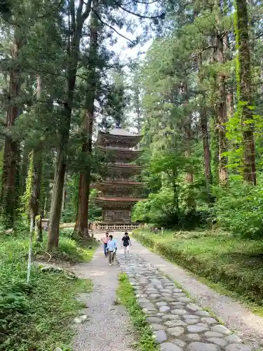 出羽神社(出羽三山神社)～三神合祭殿～の{uncategorized: "未分類", other: "その他", undefined: "問題あり", building: "その他建物", grave: "お墓", sacred_gate: "鳥居", guardian: "狛犬", statue: "像", buddha: "仏像", history: "歴史", nature: "自然", garden: "庭園", animal: "動物", pagoda: "塔", temizu: "手水舎", mountain_gate: "山門・神門", sanctuary: "本殿・本堂", subordinate: "末社・摂社", art: "芸術", scenery: "景色", jizo: "地蔵", ema: "絵馬", goshuin: "御朱印", omikuji: "おみくじ", items: "授与品その他", amulet: "お守り", goshuincho: "御朱印帳", eats: "食事", festival: "お祭り", votive_dance: "神楽", shichigosan: "七五三参", wedding: "結婚式", experience: "体験その他", initially: "初詣", around: "周辺", anti_infection: "感染症対策"}