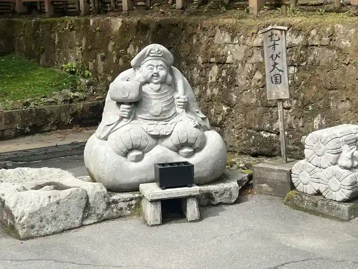 日光二荒山神社の{uncategorized: "未分類", other: "その他", undefined: "問題あり", building: "その他建物", grave: "お墓", sacred_gate: "鳥居", guardian: "狛犬", statue: "像", buddha: "仏像", history: "歴史", nature: "自然", garden: "庭園", animal: "動物", pagoda: "塔", temizu: "手水舎", mountain_gate: "山門・神門", sanctuary: "本殿・本堂", subordinate: "末社・摂社", art: "芸術", scenery: "景色", jizo: "地蔵", ema: "絵馬", goshuin: "御朱印", omikuji: "おみくじ", items: "授与品その他", amulet: "お守り", goshuincho: "御朱印帳", eats: "食事", festival: "お祭り", votive_dance: "神楽", shichigosan: "七五三参", wedding: "結婚式", experience: "体験その他", initially: "初詣", around: "周辺", anti_infection: "感染症対策"}
