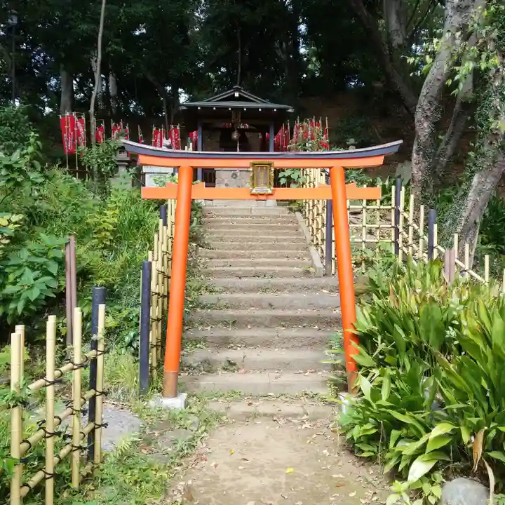 円山随身稲荷大明神の鳥居