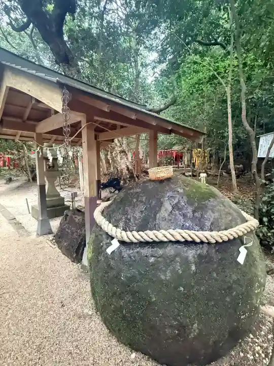 花窟神社の{uncategorized: "未分類", other: "その他", undefined: "問題あり", building: "その他建物", grave: "お墓", sacred_gate: "鳥居", guardian: "狛犬", statue: "像", buddha: "仏像", history: "歴史", nature: "自然", garden: "庭園", animal: "動物", pagoda: "塔", temizu: "手水舎", mountain_gate: "山門・神門", sanctuary: "本殿・本堂", subordinate: "末社・摂社", art: "芸術", scenery: "景色", jizo: "地蔵", ema: "絵馬", goshuin: "御朱印", omikuji: "おみくじ", items: "授与品その他", amulet: "お守り", goshuincho: "御朱印帳", eats: "食事", festival: "お祭り", votive_dance: "神楽", shichigosan: "七五三参", wedding: "結婚式", experience: "体験その他", initially: "初詣", around: "周辺", anti_infection: "感染症対策"}