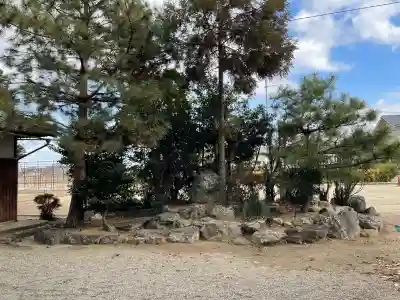 奈々美神社の{uncategorized: "未分類", other: "その他", undefined: "問題あり", building: "その他建物", grave: "お墓", sacred_gate: "鳥居", guardian: "狛犬", statue: "像", buddha: "仏像", history: "歴史", nature: "自然", garden: "庭園", animal: "動物", pagoda: "塔", temizu: "手水舎", mountain_gate: "山門・神門", sanctuary: "本殿・本堂", subordinate: "末社・摂社", art: "芸術", scenery: "景色", jizo: "地蔵", ema: "絵馬", goshuin: "御朱印", omikuji: "おみくじ", items: "授与品その他", amulet: "お守り", goshuincho: "御朱印帳", eats: "食事", festival: "お祭り", votive_dance: "神楽", shichigosan: "七五三参", wedding: "結婚式", experience: "体験その他", initially: "初詣", around: "周辺", anti_infection: "感染症対策"}