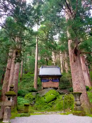 雄山神社中宮祈願殿の末社・摂社