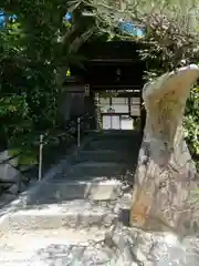 金福寺の山門