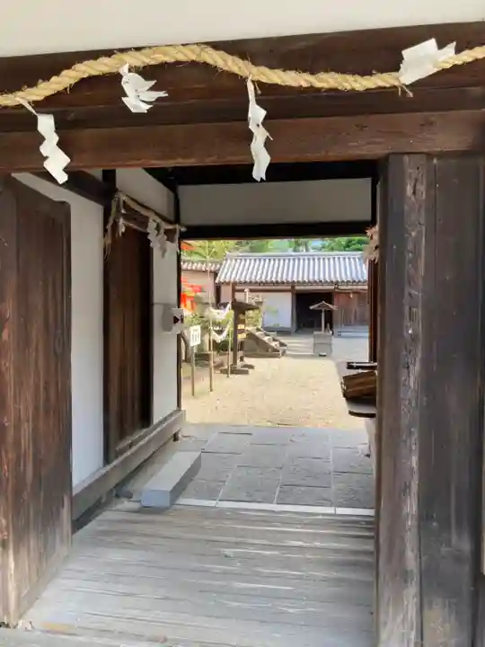 休ヶ岡八幡宮(薬師寺境内社)の山門・神門