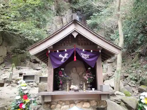 石上神社の本殿