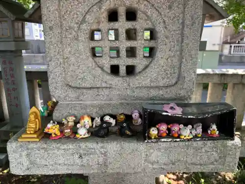 くまくま神社(導きの社 熊野町熊野神社)の{uncategorized: "未分類", other: "その他", undefined: "問題あり", building: "その他建物", grave: "お墓", sacred_gate: "鳥居", guardian: "狛犬", statue: "像", buddha: "仏像", history: "歴史", nature: "自然", garden: "庭園", animal: "動物", pagoda: "塔", temizu: "手水舎", mountain_gate: "山門・神門", sanctuary: "本殿・本堂", subordinate: "末社・摂社", art: "芸術", scenery: "景色", jizo: "地蔵", ema: "絵馬", goshuin: "御朱印", omikuji: "おみくじ", items: "授与品その他", amulet: "お守り", goshuincho: "御朱印帳", eats: "食事", festival: "お祭り", votive_dance: "神楽", shichigosan: "七五三参", wedding: "結婚式", experience: "体験その他", initially: "初詣", around: "周辺", anti_infection: "感染症対策"}