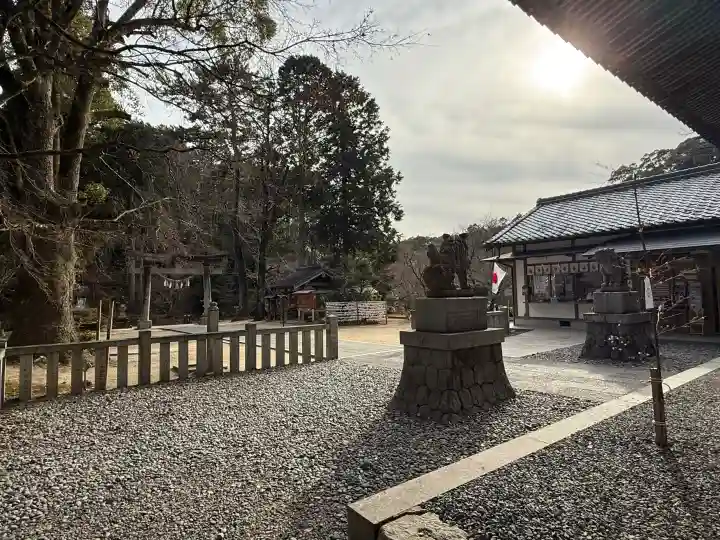 八幡神社松平東照宮の{uncategorized: "未分類", other: "その他", undefined: "問題あり", building: "その他建物", grave: "お墓", sacred_gate: "鳥居", guardian: "狛犬", statue: "像", buddha: "仏像", history: "歴史", nature: "自然", garden: "庭園", animal: "動物", pagoda: "塔", temizu: "手水舎", mountain_gate: "山門・神門", sanctuary: "本殿・本堂", subordinate: "末社・摂社", art: "芸術", scenery: "景色", jizo: "地蔵", ema: "絵馬", goshuin: "御朱印", omikuji: "おみくじ", items: "授与品その他", amulet: "お守り", goshuincho: "御朱印帳", eats: "食事", festival: "お祭り", votive_dance: "神楽", shichigosan: "七五三参", wedding: "結婚式", experience: "体験その他", initially: "初詣", around: "周辺", anti_infection: "感染症対策"}