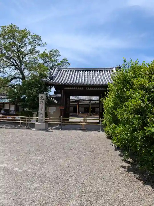 元興寺の{uncategorized: "未分類", other: "その他", undefined: "問題あり", building: "その他建物", grave: "お墓", sacred_gate: "鳥居", guardian: "狛犬", statue: "像", buddha: "仏像", history: "歴史", nature: "自然", garden: "庭園", animal: "動物", pagoda: "塔", temizu: "手水舎", mountain_gate: "山門・神門", sanctuary: "本殿・本堂", subordinate: "末社・摂社", art: "芸術", scenery: "景色", jizo: "地蔵", ema: "絵馬", goshuin: "御朱印", omikuji: "おみくじ", items: "授与品その他", amulet: "お守り", goshuincho: "御朱印帳", eats: "食事", festival: "お祭り", votive_dance: "神楽", shichigosan: "七五三参", wedding: "結婚式", experience: "体験その他", initially: "初詣", around: "周辺", anti_infection: "感染症対策"}