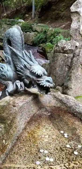 金華山黄金山神社の手水舎