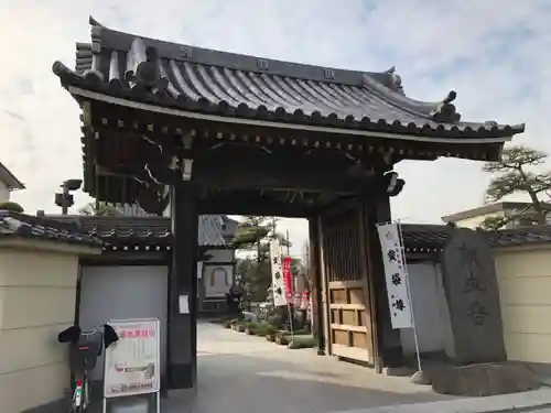 良観寺の山門