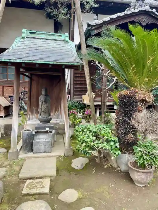 信行寺の{uncategorized: "未分類", other: "その他", undefined: "問題あり", building: "その他建物", grave: "お墓", sacred_gate: "鳥居", guardian: "狛犬", statue: "像", buddha: "仏像", history: "歴史", nature: "自然", garden: "庭園", animal: "動物", pagoda: "塔", temizu: "手水舎", mountain_gate: "山門・神門", sanctuary: "本殿・本堂", subordinate: "末社・摂社", art: "芸術", scenery: "景色", jizo: "地蔵", ema: "絵馬", goshuin: "御朱印", omikuji: "おみくじ", items: "授与品その他", amulet: "お守り", goshuincho: "御朱印帳", eats: "食事", festival: "お祭り", votive_dance: "神楽", shichigosan: "七五三参", wedding: "結婚式", experience: "体験その他", initially: "初詣", around: "周辺", anti_infection: "感染症対策"}