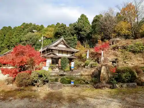 曽野稲荷神社の庭園