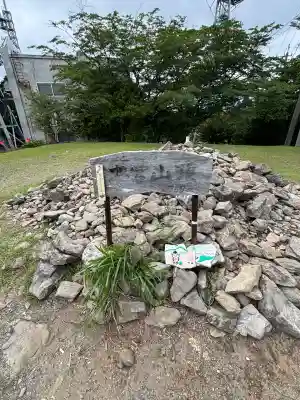 岩戸神社(砥鹿神社奥宮境外末社)の{uncategorized: "未分類", other: "その他", undefined: "問題あり", building: "その他建物", grave: "お墓", sacred_gate: "鳥居", guardian: "狛犬", statue: "像", buddha: "仏像", history: "歴史", nature: "自然", garden: "庭園", animal: "動物", pagoda: "塔", temizu: "手水舎", mountain_gate: "山門・神門", sanctuary: "本殿・本堂", subordinate: "末社・摂社", art: "芸術", scenery: "景色", jizo: "地蔵", ema: "絵馬", goshuin: "御朱印", omikuji: "おみくじ", items: "授与品その他", amulet: "お守り", goshuincho: "御朱印帳", eats: "食事", festival: "お祭り", votive_dance: "神楽", shichigosan: "七五三参", wedding: "結婚式", experience: "体験その他", initially: "初詣", around: "周辺", anti_infection: "感染症対策"}
