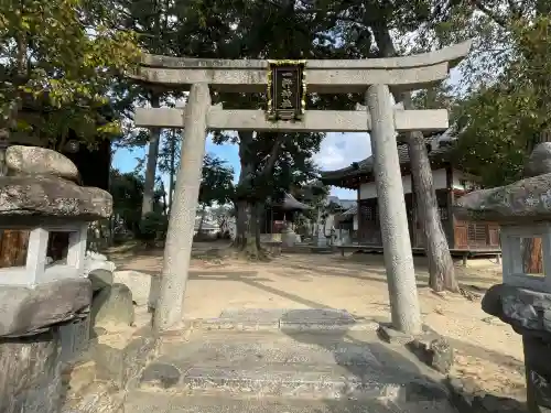 一杵神社（大宝神社飛地境内）の{uncategorized: "未分類", other: "その他", undefined: "問題あり", building: "その他建物", grave: "お墓", sacred_gate: "鳥居", guardian: "狛犬", statue: "像", buddha: "仏像", history: "歴史", nature: "自然", garden: "庭園", animal: "動物", pagoda: "塔", temizu: "手水舎", mountain_gate: "山門・神門", sanctuary: "本殿・本堂", subordinate: "末社・摂社", art: "芸術", scenery: "景色", jizo: "地蔵", ema: "絵馬", goshuin: "御朱印", omikuji: "おみくじ", items: "授与品その他", amulet: "お守り", goshuincho: "御朱印帳", eats: "食事", festival: "お祭り", votive_dance: "神楽", shichigosan: "七五三参", wedding: "結婚式", experience: "体験その他", initially: "初詣", around: "周辺", anti_infection: "感染症対策"}