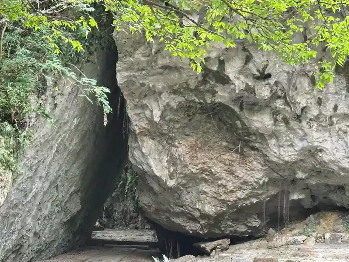 斎場御嶽の{uncategorized: "未分類", other: "その他", undefined: "問題あり", building: "その他建物", grave: "お墓", sacred_gate: "鳥居", guardian: "狛犬", statue: "像", buddha: "仏像", history: "歴史", nature: "自然", garden: "庭園", animal: "動物", pagoda: "塔", temizu: "手水舎", mountain_gate: "山門・神門", sanctuary: "本殿・本堂", subordinate: "末社・摂社", art: "芸術", scenery: "景色", jizo: "地蔵", ema: "絵馬", goshuin: "御朱印", omikuji: "おみくじ", items: "授与品その他", amulet: "お守り", goshuincho: "御朱印帳", eats: "食事", festival: "お祭り", votive_dance: "神楽", shichigosan: "七五三参", wedding: "結婚式", experience: "体験その他", initially: "初詣", around: "周辺", anti_infection: "感染症対策"}