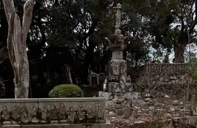 花山院菩提寺の{uncategorized: "未分類", other: "その他", undefined: "問題あり", building: "その他建物", grave: "お墓", sacred_gate: "鳥居", guardian: "狛犬", statue: "像", buddha: "仏像", history: "歴史", nature: "自然", garden: "庭園", animal: "動物", pagoda: "塔", temizu: "手水舎", mountain_gate: "山門・神門", sanctuary: "本殿・本堂", subordinate: "末社・摂社", art: "芸術", scenery: "景色", jizo: "地蔵", ema: "絵馬", goshuin: "御朱印", omikuji: "おみくじ", items: "授与品その他", amulet: "お守り", goshuincho: "御朱印帳", eats: "食事", festival: "お祭り", votive_dance: "神楽", shichigosan: "七五三参", wedding: "結婚式", experience: "体験その他", initially: "初詣", around: "周辺", anti_infection: "感染症対策"}