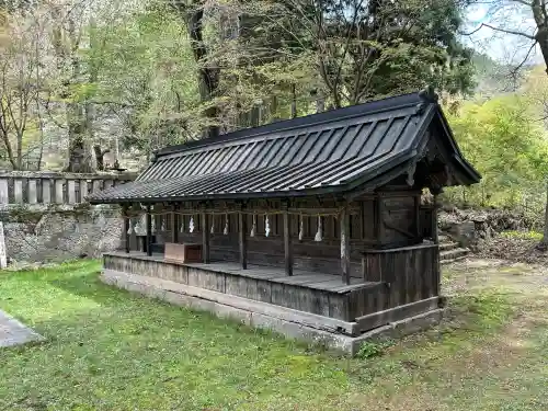 新海三社神社の{uncategorized: "未分類", other: "その他", undefined: "問題あり", building: "その他建物", grave: "お墓", sacred_gate: "鳥居", guardian: "狛犬", statue: "像", buddha: "仏像", history: "歴史", nature: "自然", garden: "庭園", animal: "動物", pagoda: "塔", temizu: "手水舎", mountain_gate: "山門・神門", sanctuary: "本殿・本堂", subordinate: "末社・摂社", art: "芸術", scenery: "景色", jizo: "地蔵", ema: "絵馬", goshuin: "御朱印", omikuji: "おみくじ", items: "授与品その他", amulet: "お守り", goshuincho: "御朱印帳", eats: "食事", festival: "お祭り", votive_dance: "神楽", shichigosan: "七五三参", wedding: "結婚式", experience: "体験その他", initially: "初詣", around: "周辺", anti_infection: "感染症対策"}