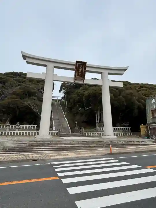 大洗磯前神社の{uncategorized: "未分類", other: "その他", undefined: "問題あり", building: "その他建物", grave: "お墓", sacred_gate: "鳥居", guardian: "狛犬", statue: "像", buddha: "仏像", history: "歴史", nature: "自然", garden: "庭園", animal: "動物", pagoda: "塔", temizu: "手水舎", mountain_gate: "山門・神門", sanctuary: "本殿・本堂", subordinate: "末社・摂社", art: "芸術", scenery: "景色", jizo: "地蔵", ema: "絵馬", goshuin: "御朱印", omikuji: "おみくじ", items: "授与品その他", amulet: "お守り", goshuincho: "御朱印帳", eats: "食事", festival: "お祭り", votive_dance: "神楽", shichigosan: "七五三参", wedding: "結婚式", experience: "体験その他", initially: "初詣", around: "周辺", anti_infection: "感染症対策"}
