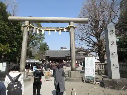 浅草神社の鳥居