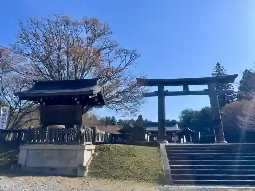 吉野神宮の{uncategorized: "未分類", other: "その他", undefined: "問題あり", building: "その他建物", grave: "お墓", sacred_gate: "鳥居", guardian: "狛犬", statue: "像", buddha: "仏像", history: "歴史", nature: "自然", garden: "庭園", animal: "動物", pagoda: "塔", temizu: "手水舎", mountain_gate: "山門・神門", sanctuary: "本殿・本堂", subordinate: "末社・摂社", art: "芸術", scenery: "景色", jizo: "地蔵", ema: "絵馬", goshuin: "御朱印", omikuji: "おみくじ", items: "授与品その他", amulet: "お守り", goshuincho: "御朱印帳", eats: "食事", festival: "お祭り", votive_dance: "神楽", shichigosan: "七五三参", wedding: "結婚式", experience: "体験その他", initially: "初詣", around: "周辺", anti_infection: "感染症対策"}