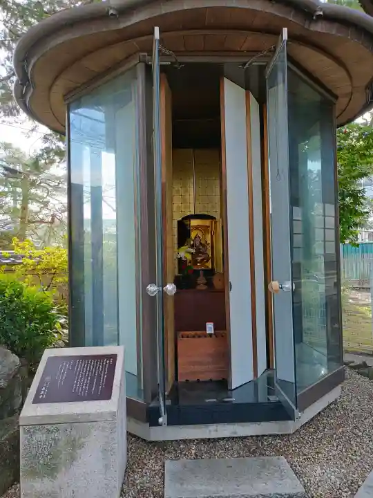 森巌寺の{uncategorized: "未分類", other: "その他", undefined: "問題あり", building: "その他建物", grave: "お墓", sacred_gate: "鳥居", guardian: "狛犬", statue: "像", buddha: "仏像", history: "歴史", nature: "自然", garden: "庭園", animal: "動物", pagoda: "塔", temizu: "手水舎", mountain_gate: "山門・神門", sanctuary: "本殿・本堂", subordinate: "末社・摂社", art: "芸術", scenery: "景色", jizo: "地蔵", ema: "絵馬", goshuin: "御朱印", omikuji: "おみくじ", items: "授与品その他", amulet: "お守り", goshuincho: "御朱印帳", eats: "食事", festival: "お祭り", votive_dance: "神楽", shichigosan: "七五三参", wedding: "結婚式", experience: "体験その他", initially: "初詣", around: "周辺", anti_infection: "感染症対策"}
