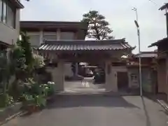 西光寺の山門